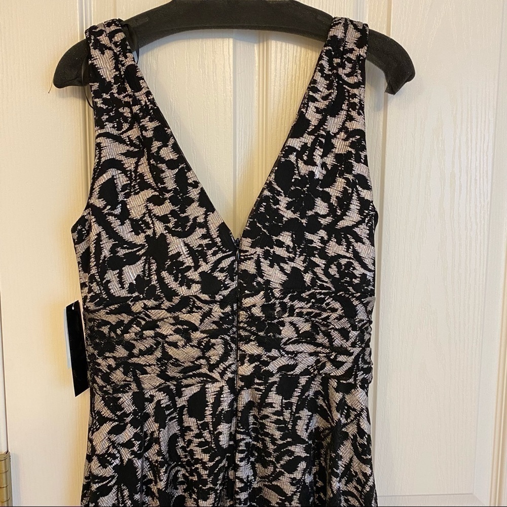Betsy & Adam Shimmering Floral-Lace V-neck Sleeveless Gown in Black/Gunmetal Sz4 - Picture 8 of 10